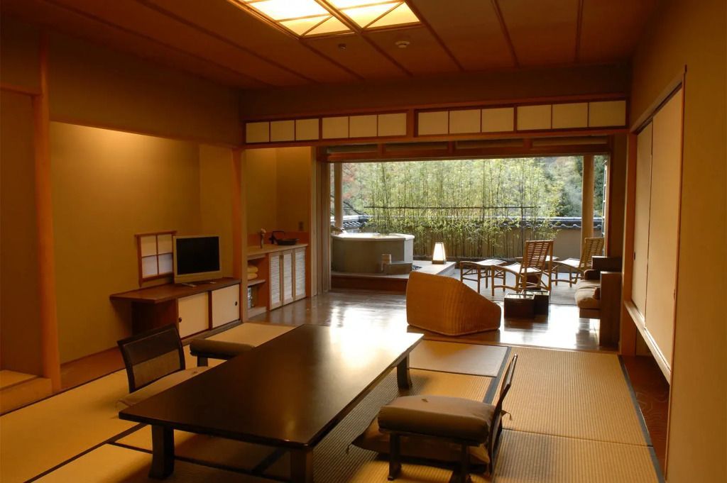 Traditionelles Zimmer mit Tatamimatten und Blick auf einen offenen Bereich mit Badewanne