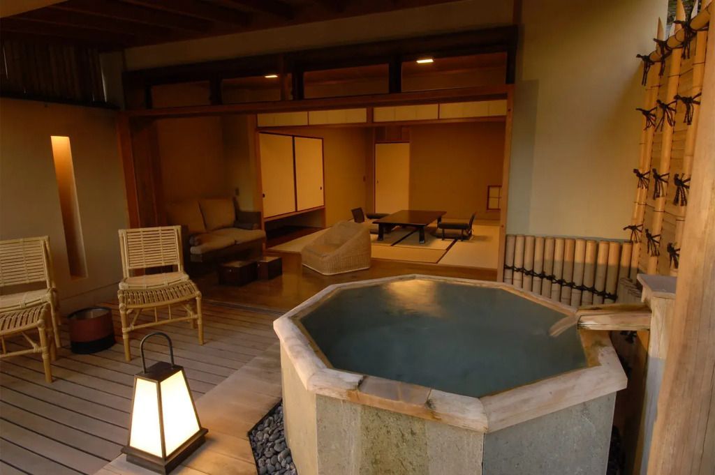 Offenes Zimmer mit einer Badewanne und japanischer Inneneinrichtung