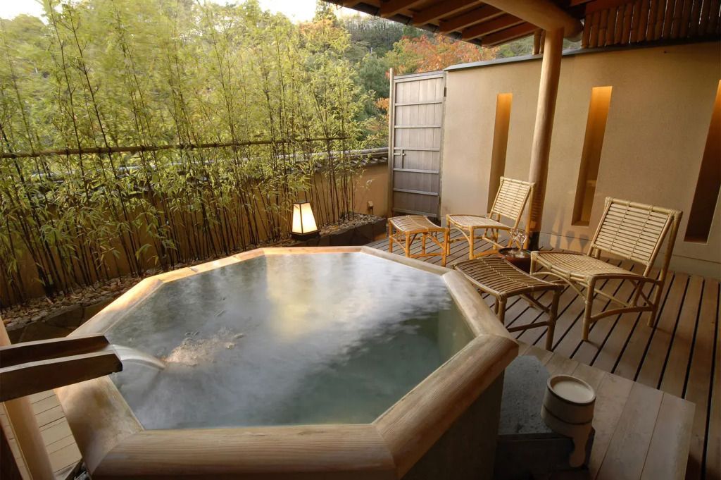 Freiluft-Badewanne auf Terrasse mit Bambus im Hintergrund