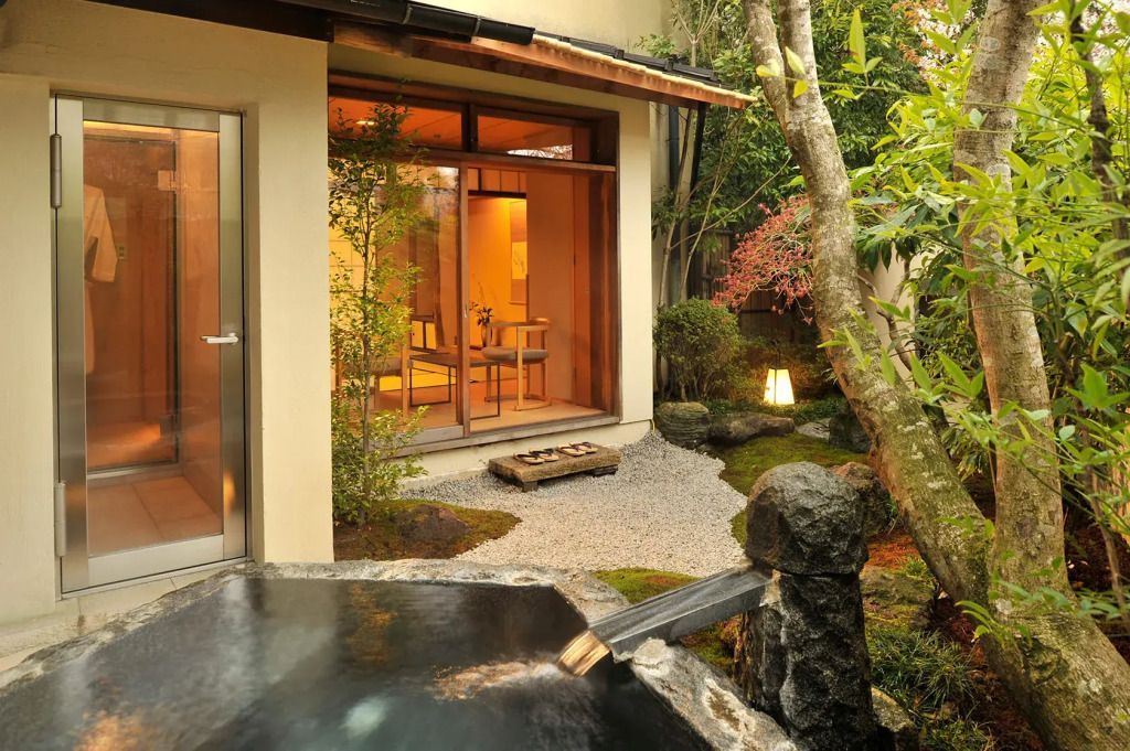 Offener Außenbereich mit Blick auf das Open-air Bath im Gora Kadan Hotelzimmer Tsubaki