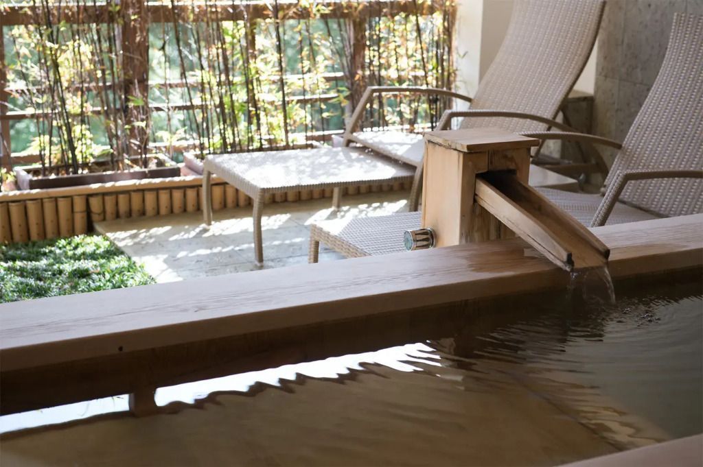 Private Terrasse mit Holzbad und Liegestühlen im Gora Kadan Hotel