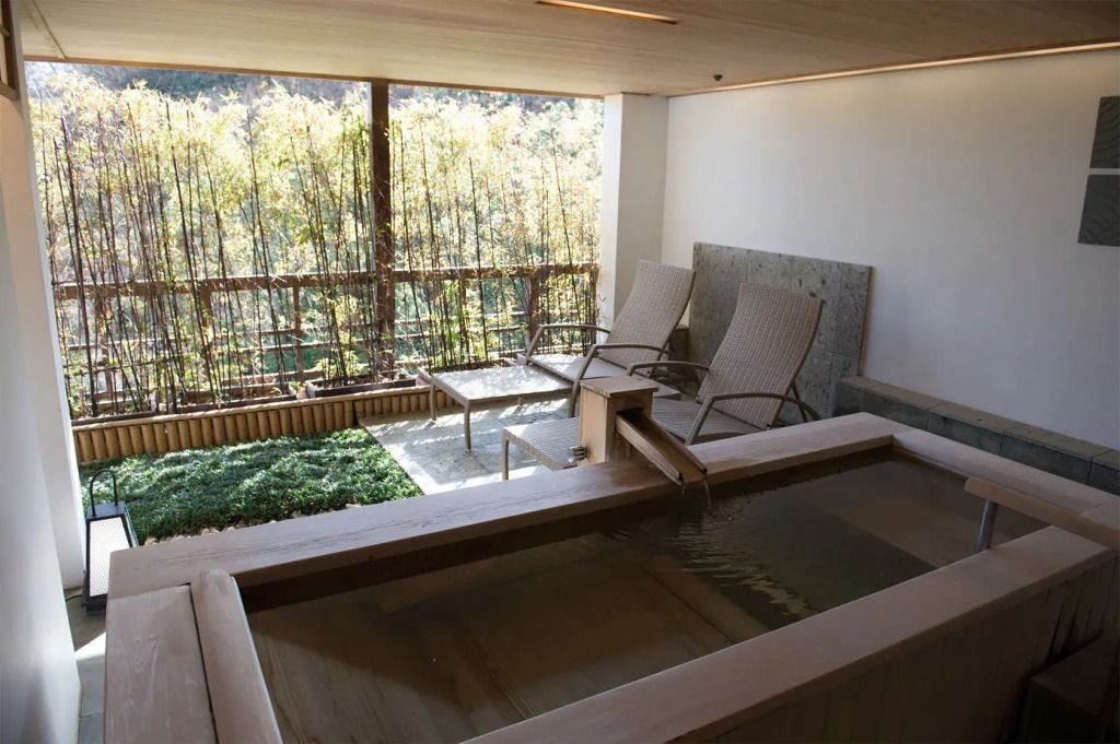 Großzügiges Holzbad mit Aussicht im Gora Kadan Hotelzimmer
