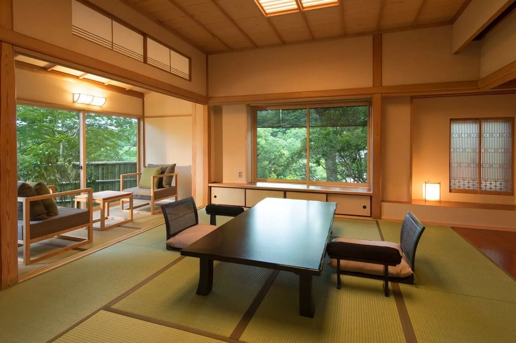 Japanisches Tatami-Zimmer mit traditionellem Design und Gartenblick