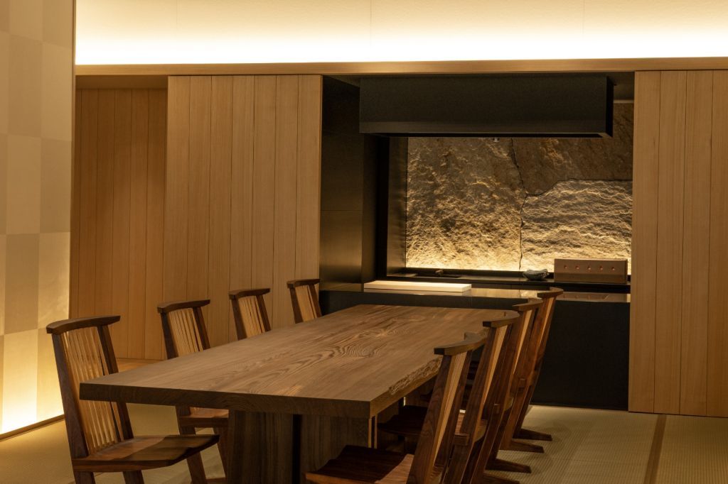Essbereich mit großem Holztisch und modernen Stühlen
