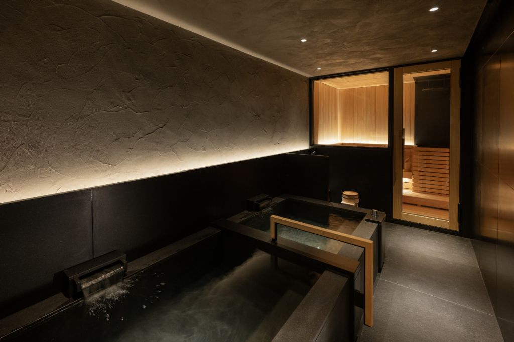 Moderner Spa-Bereich mit heißem Becken und gedämpfter Beleuchtung