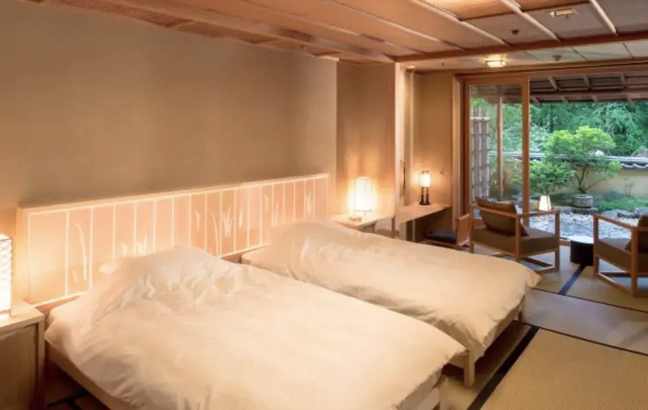 Ein stilvoll eingerichtetes Standardzimmer mit zwei Einzelbetten und Holzdekor.