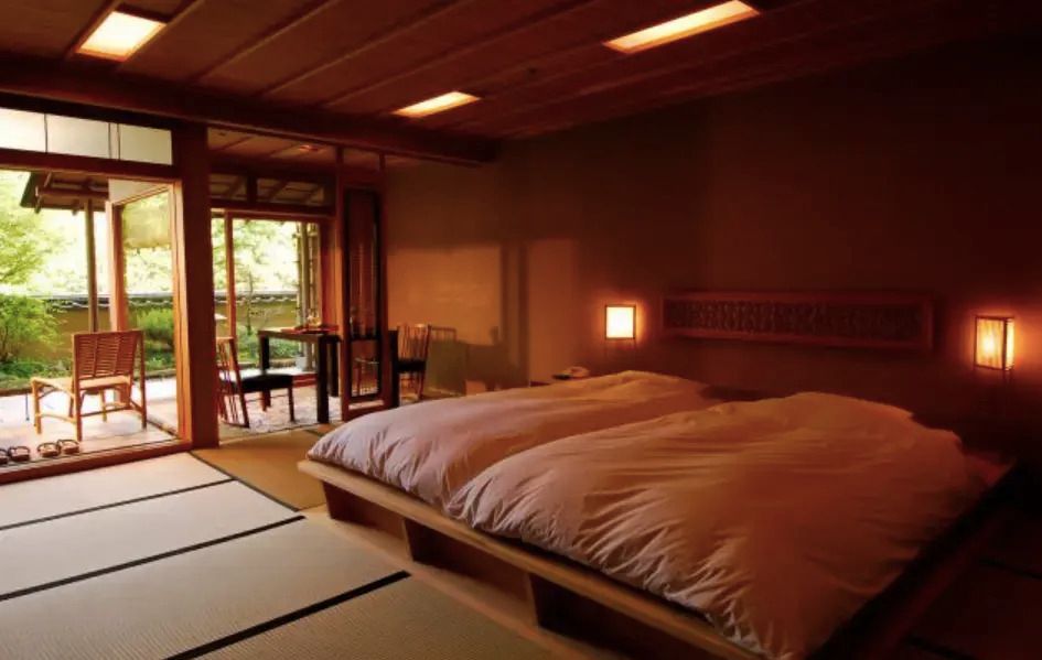 Traditionelles Zimmer mit Tatami-Matten und direktem Zugang zur Terrasse.