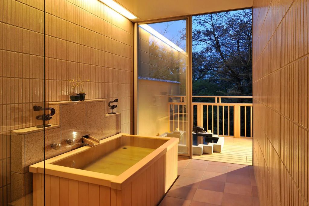 Luxuriöses Badezimmer mit japanischem Onsen und Balkonzugang.