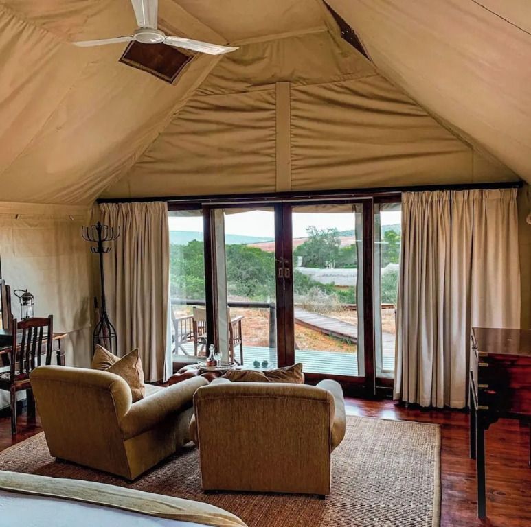 Luxuriöses Zelt mit Balkon und gemütlicher Einrichtung im Gorah Elephant Camp