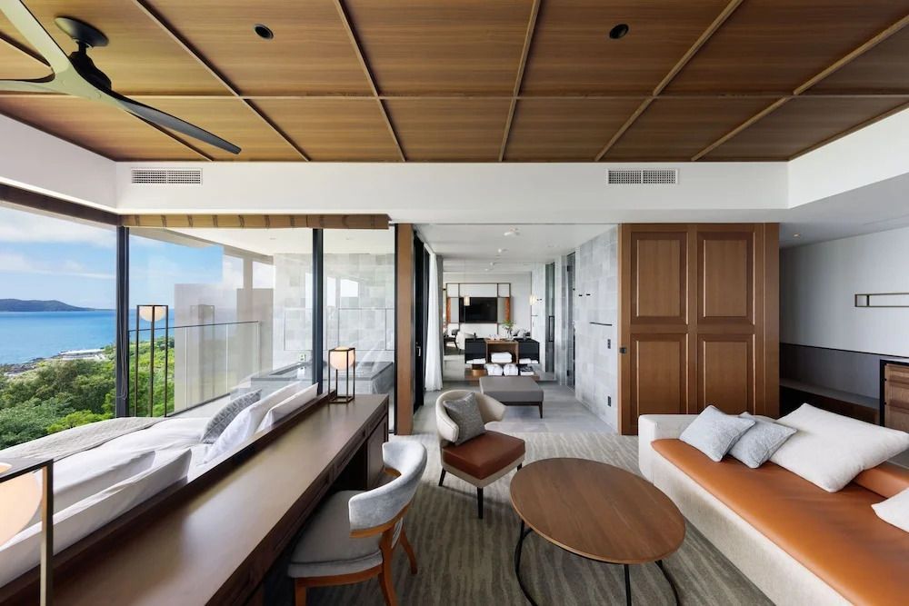 Elegantes Deluxe Zimmer mit Blick ins Wohnzimmer und Holzmöbeln