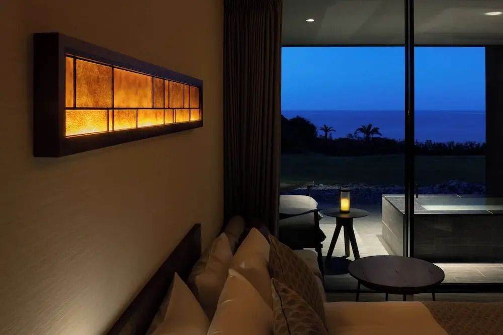 Zimmer mit Meerblick und eleganter Beleuchtung im Setouchi Retreat