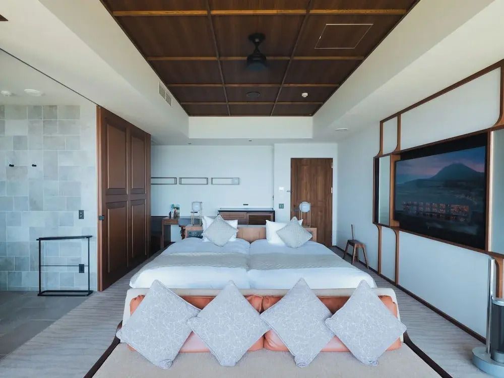 Gemütliches Zimmer mit zwei Einzelbetten und modernen Holzmöbeln