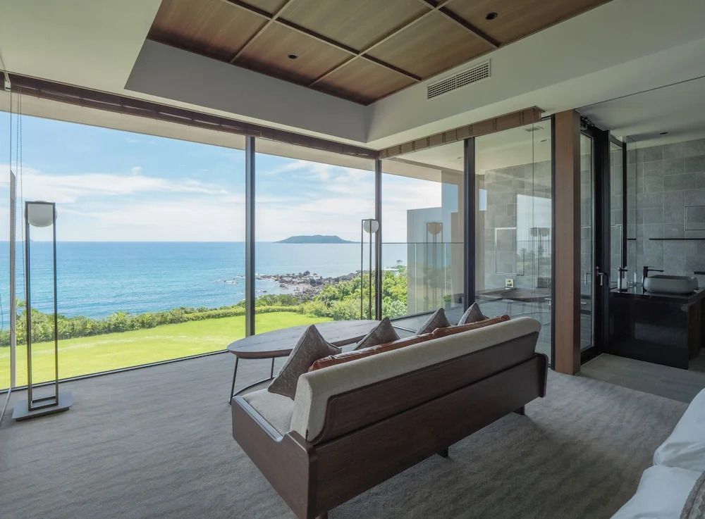 Modernes Zimmer mit Glasfront und Meerblick im SETOUCHI RETREAT Hotel.