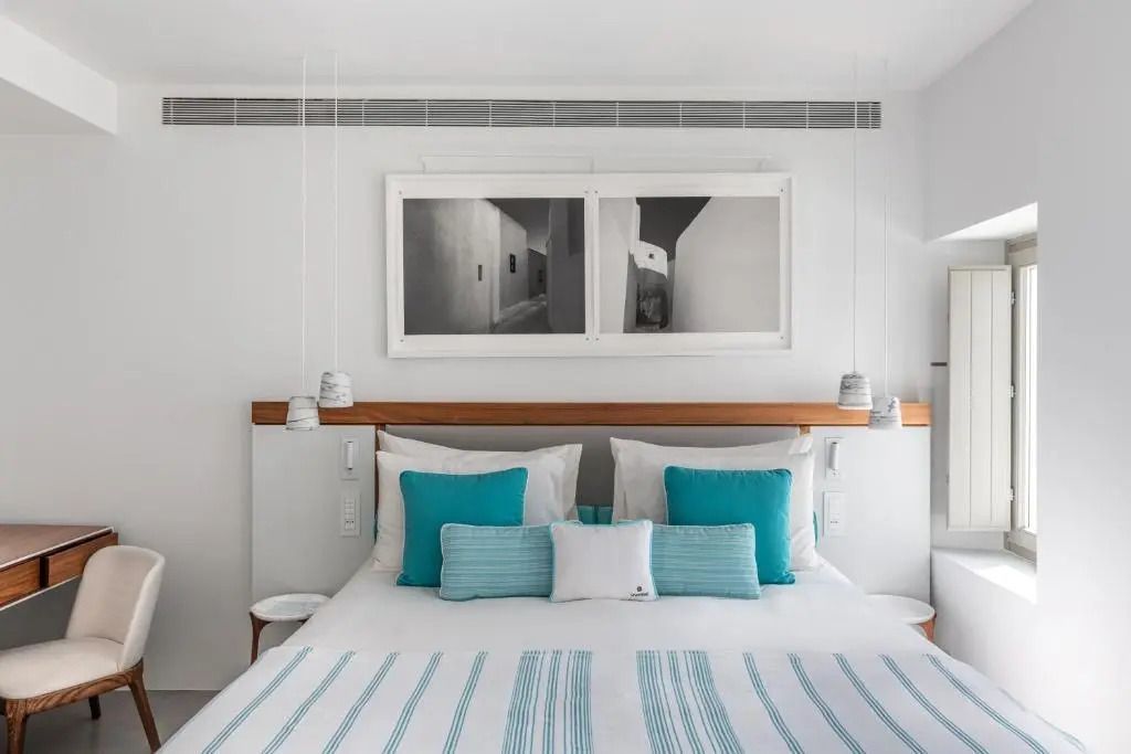 Stilvolles Doppelbett mit blauen und weißen Akzenten in einem modernen Zimmer