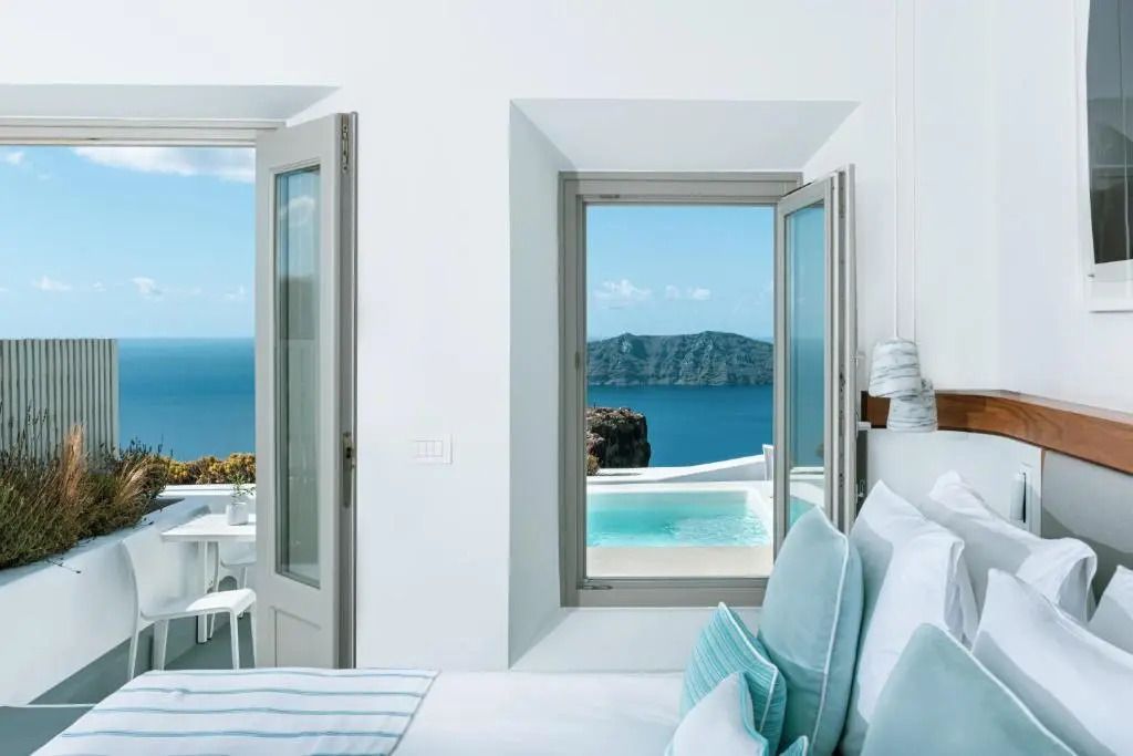 Fensteraussicht auf den Infinity-Pool und das Meer von einem Schlafzimmer aus