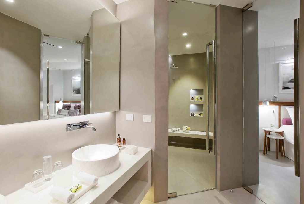 Modernes Badezimmer mit stilvollem Waschbecken und großer Dusche