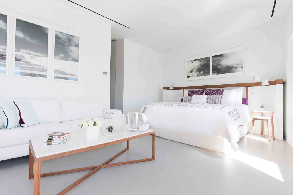 Helles Schlafzimmer mit großem Bett und modernem Dekor