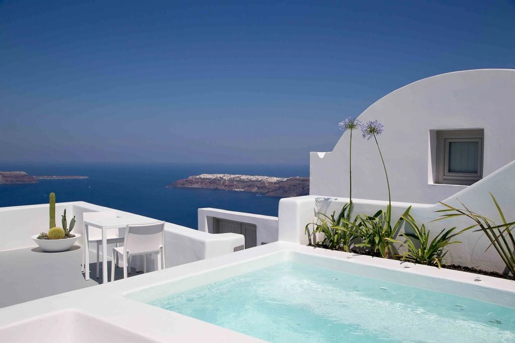Weißer Balkon mit kleinem Pool und Meerblick