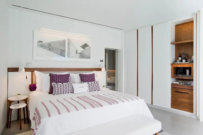 Geräumiges Hotelzimmer mit stilvollem Doppelbett und modernem Dekor
