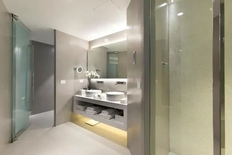 Modernes Badezimmer mit Doppelwaschbecken und Spiegel