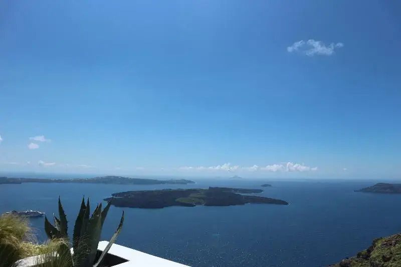 Atemberaubender Blick auf das blaue Meer und Inseln im Hintergrund