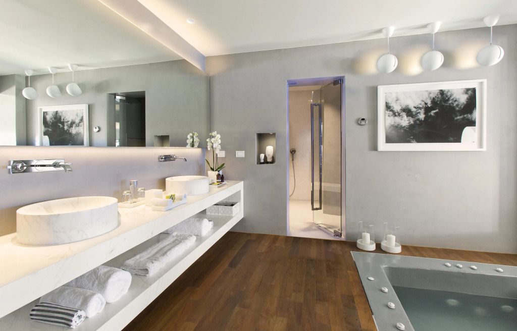 Luxuriöses Badezimmer in einer Suite mit modernem Design und Holzboden