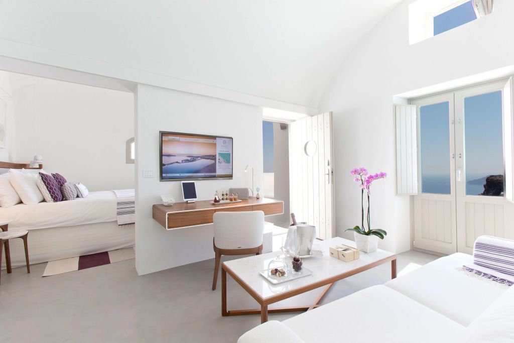 Helles Wohnzimmer einer Suite mit moderner Einrichtung und Balkonblick