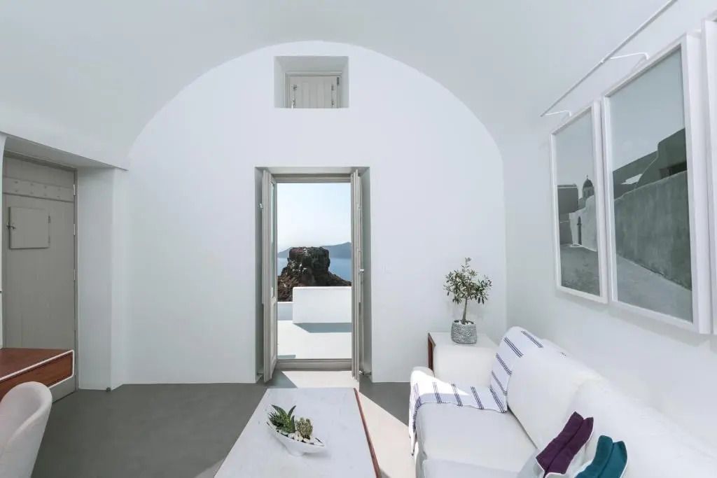 Weiße Suite mit Blick auf die Terrasse und das Meer