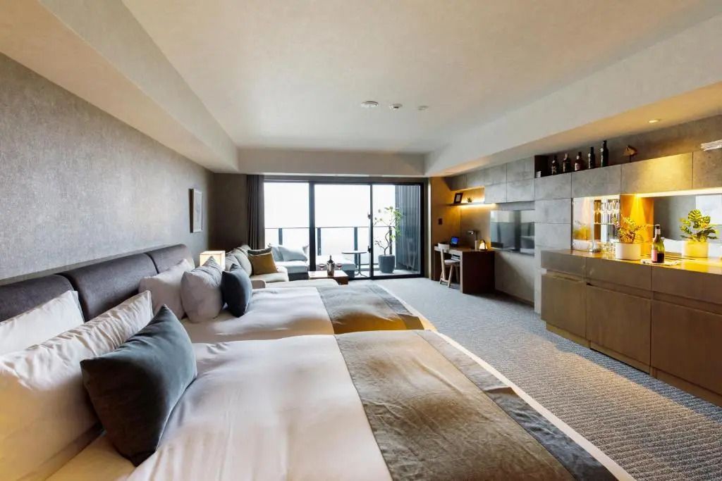 Großzügiges Deluxe Doppelzimmer mit zwei Einzelbetten und Balkon mit Meerblick.