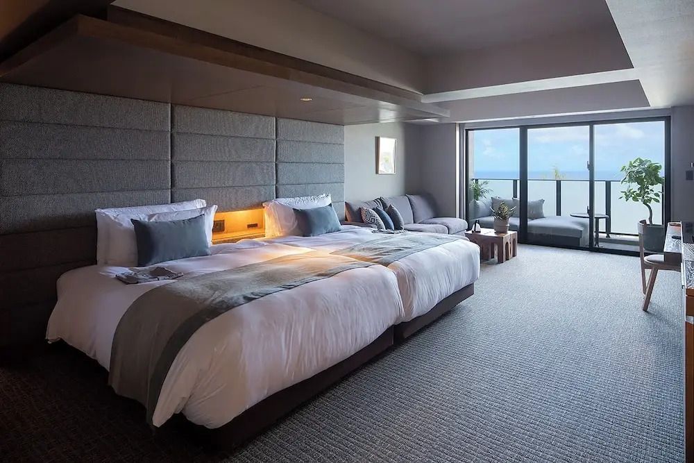 Junior-Suite mit Balkon und zwei Betten mit Meerblick in Okinawa