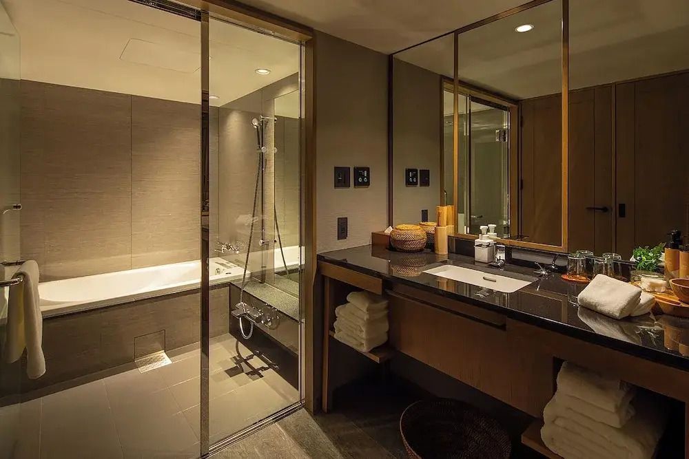 Modernes Badezimmer mit Badewanne und großer Spiegelfront