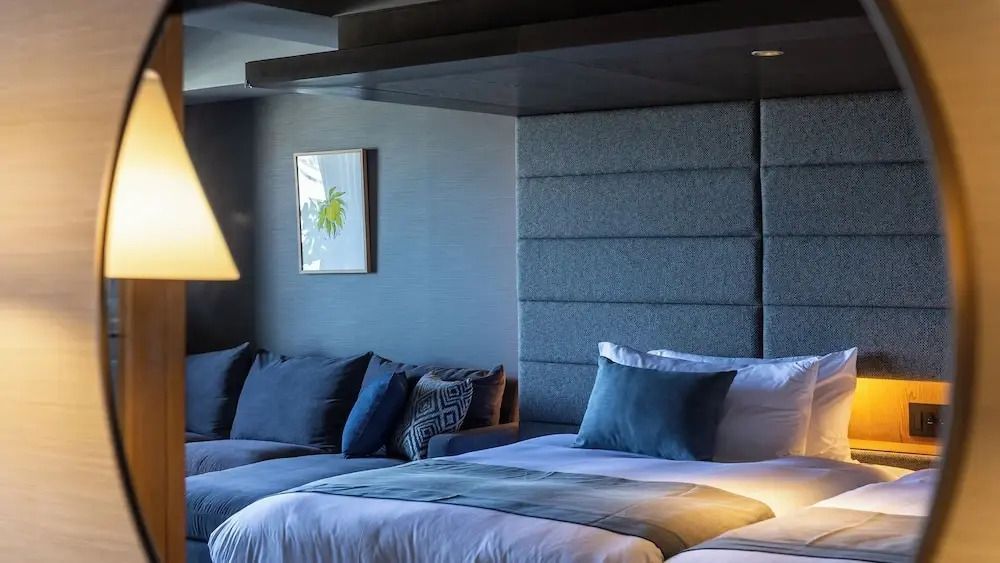 Junior-Suite mit stilvollem Interieur, gemütlicher Beleuchtung und Kunst an der Wand