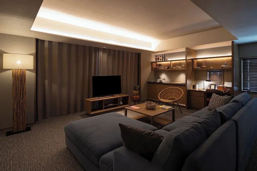 Wohnbereich der Premier Suite mit eleganter Beleuchtung und großem Sofa