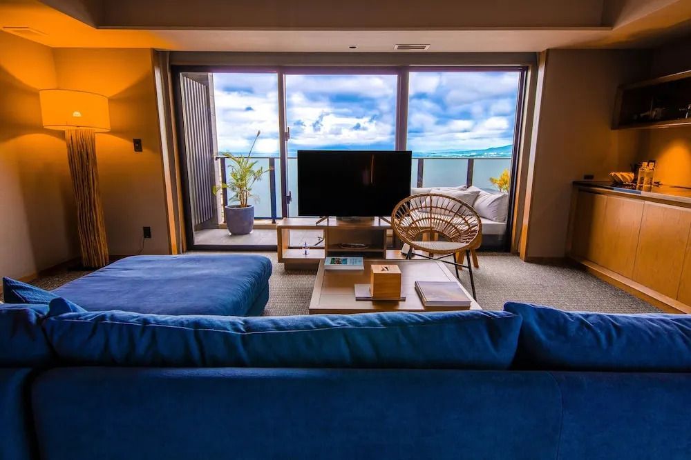 Helles Zimmer mit Panoramafenster und Meerblick in der Premier Suite