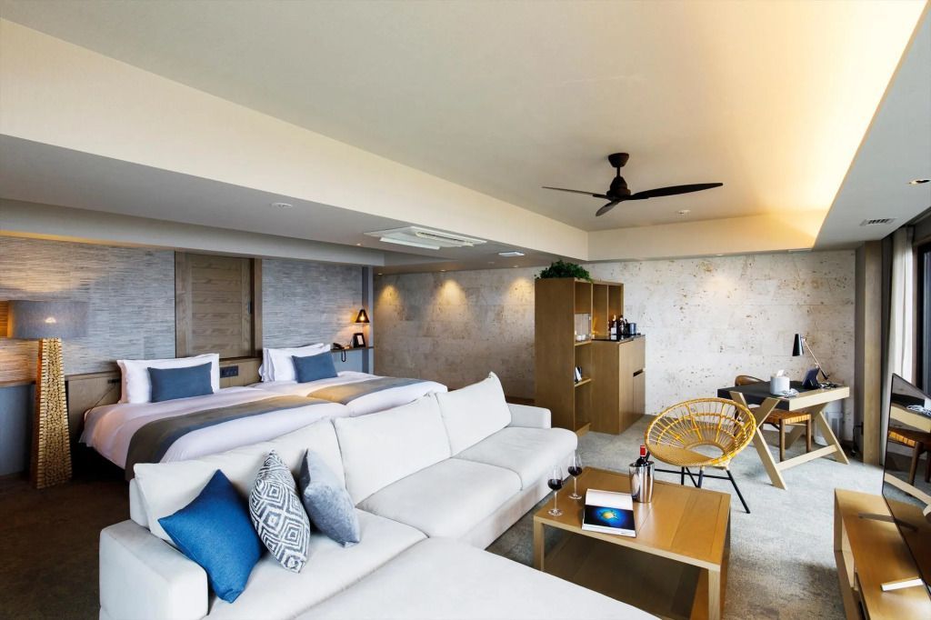 Geräumige Premium Doppel Suite mit elegantem Design und Meerblick