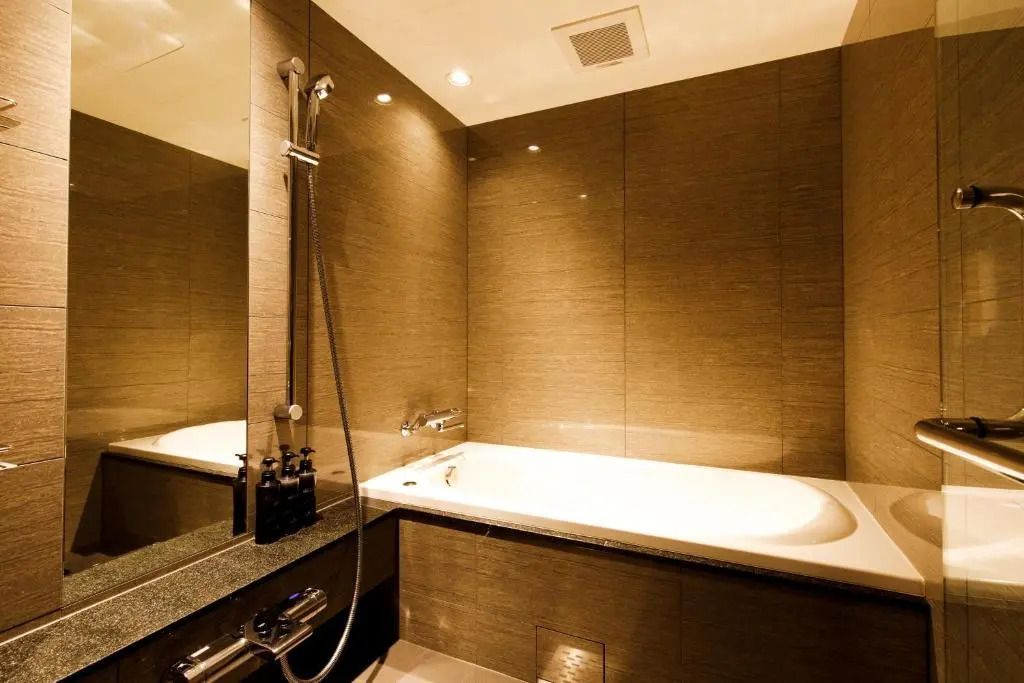 Luxuriöses Badezimmer mit Badewanne und moderner Armatur.