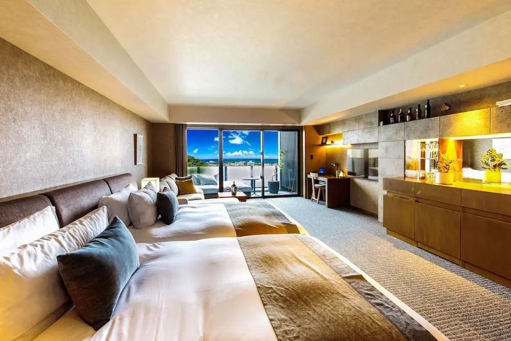 Helle Suite mit Balkonblick auf das Meer, modernem Interieur und komfortablen Betten