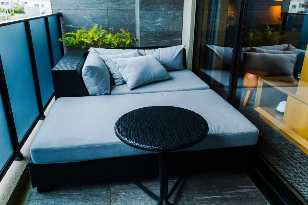 Komfortable Liege auf einer privaten Terrasse mit Tisch und Pflanzen