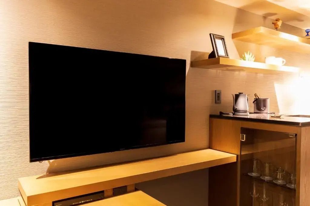 Stilvoll eingerichteter Wohnbereich mit Fernseher und Regal