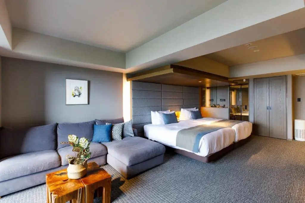 Geräumiges Superior Doppelzimmer mit zwei Einzelbetten und moderner Sitzecke.