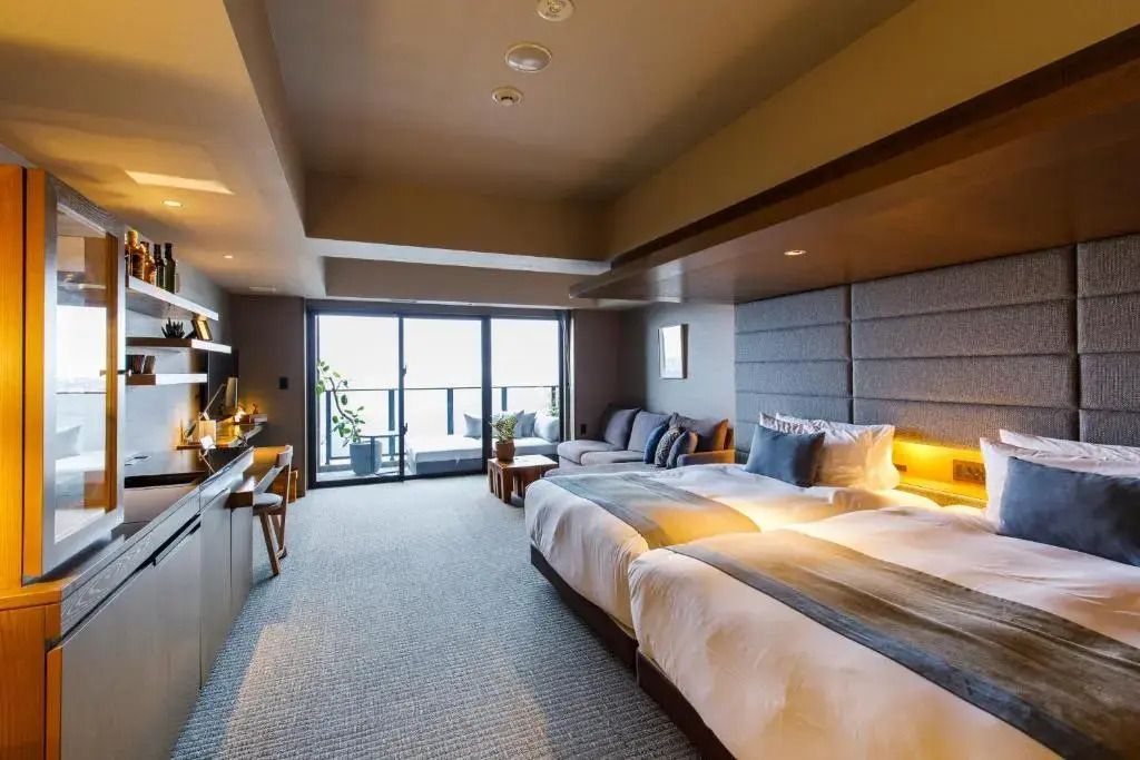 Luxuriöser Superior Raum mit zwei Einzelbetten und Balkon mit Ausblick.