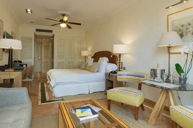 Elegantes Doppelzimmer mit Doppelbett und gemütlicher Sitzecke im Bahía del Duque