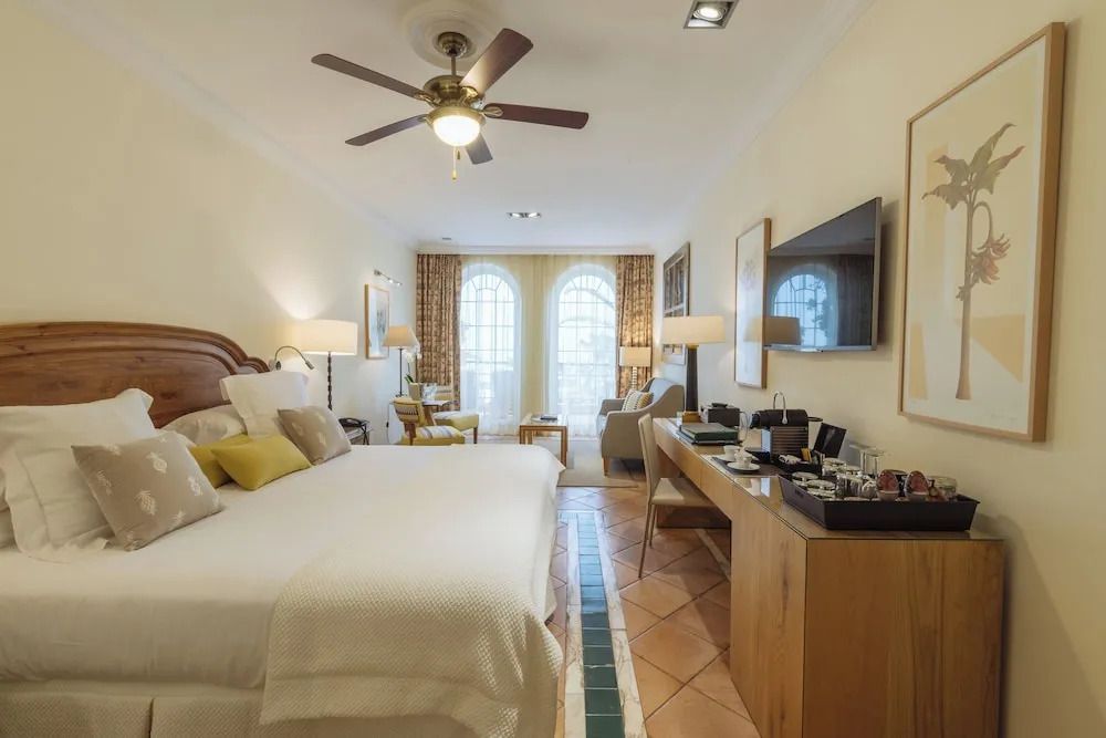 Komfortables Doppelzimmer mit Deckenventilator und gemütlicher Sitzecke