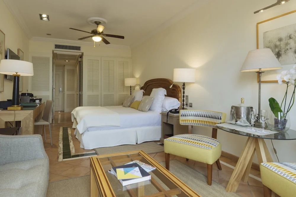 Helles Zimmer mit zwei Betten und eleganter Dekoration