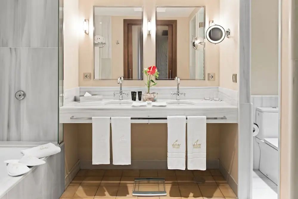 Modernes Badezimmer mit Doppelwaschbecken und eleganter Ausstattung