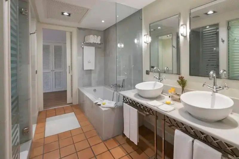 Moderne Badezimmerausstattung mit zwei Waschbecken und Badewanne