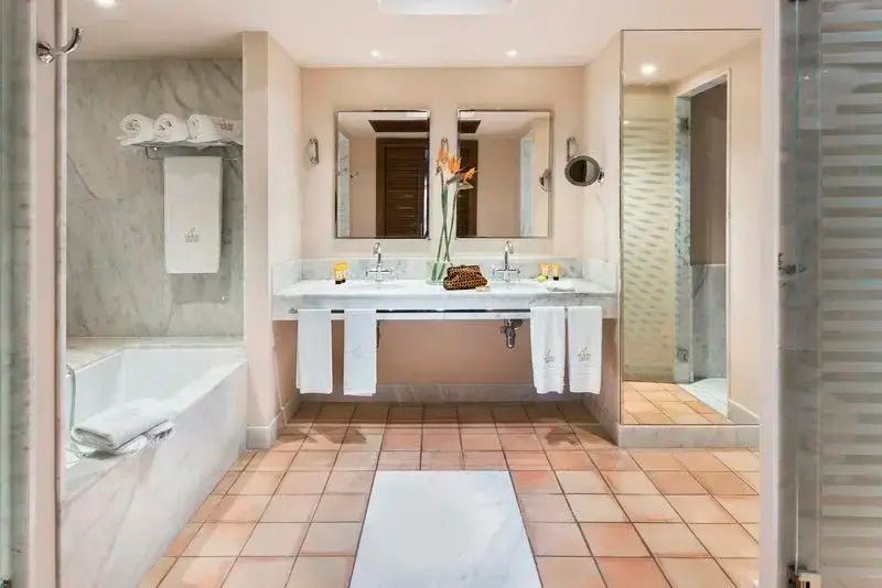 Geräumiges Badezimmer mit großer Badewanne und Doppelwaschbecken