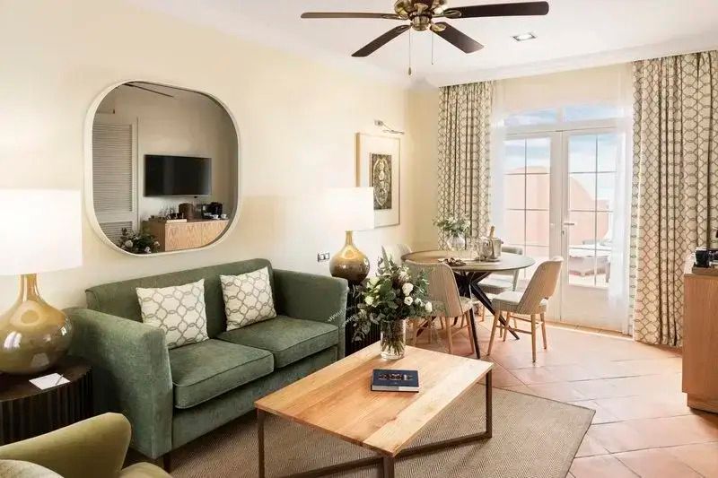 Gemütlicher Wohnbereich mit Sofa, Esstisch und eleganter Dekoration