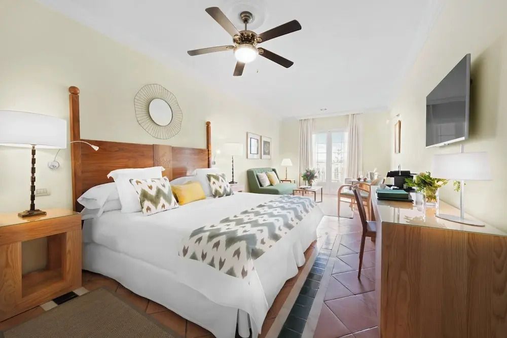 Ein helles Doppelzimmer mit einem großen Bett und stilvoller Einrichtung
