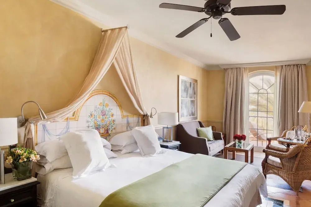 Komfortables Doppelzimmer mit Himmelbett und Sitzgelegenheit